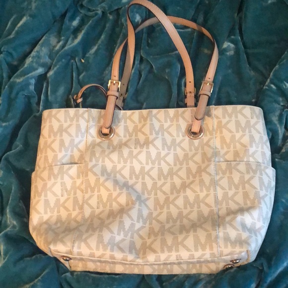 🇺🇸❤️Sale❤️🇺🇸. Micheal Kors Purse - Picture 2 of 4